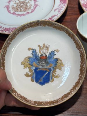 A pair of monogrammed Chinese puce-enamelled plates and a pair of armorial cups and saucers, Yongzheng/Qianlong — 照片 14