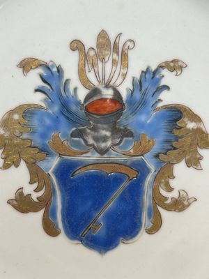 A pair of monogrammed Chinese puce-enamelled plates and a pair of armorial cups and saucers, Yongzheng/Qianlong — 照片 16