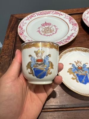 A pair of monogrammed Chinese puce-enamelled plates and a pair of armorial cups and saucers, Yongzheng/Qianlong — 照片 2