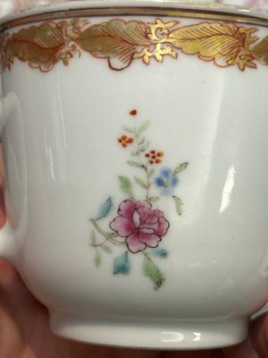 A pair of monogrammed Chinese puce-enamelled plates and a pair of armorial cups and saucers, Yongzheng/Qianlong — 照片 10