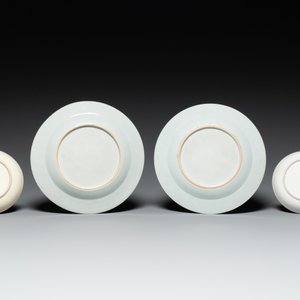 A pair of monogrammed Chinese puce-enamelled plates and a pair of armorial cups and saucers, Yongzheng/Qianlong — 照片 3