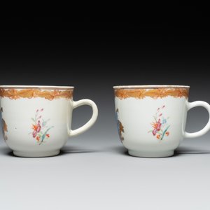 A pair of monogrammed Chinese puce-enamelled plates and a pair of armorial cups and saucers, Yongzheng/Qianlong — 照片 6
