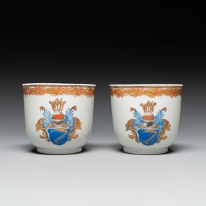 A pair of monogrammed Chinese puce-enamelled plates and a pair of armorial cups and saucers, Yongzheng/Qianlong — 照片 7