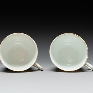 A pair of monogrammed Chinese puce-enamelled plates and a pair of armorial cups and saucers, Yongzheng/Qianlong — 照片 8