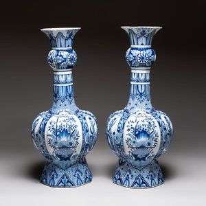 A pair of monumental blue and white Delftware vases, Desvres, ca. 1900 — photo 1