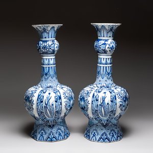 A pair of monumental blue and white Delftware vases, Desvres, ca. 1900 — photo 2