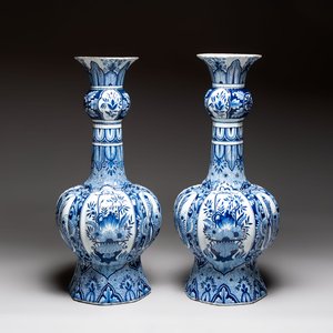 A pair of monumental blue and white Delftware vases, Desvres, ca. 1900 — photo 3