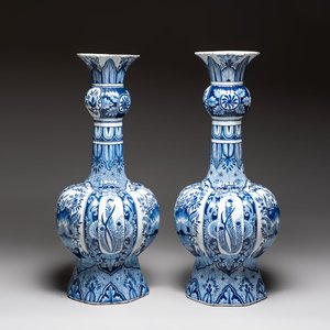 A pair of monumental blue and white Delftware vases, Desvres, ca. 1900 — photo 4