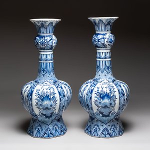 A pair of monumental blue and white Delftware vases, Desvres, ca. 1900 — photo 5