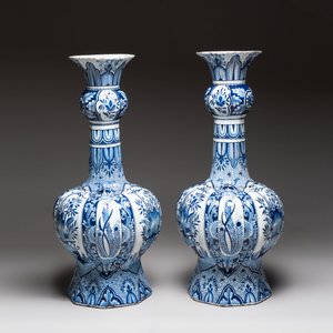A pair of monumental blue and white Delftware vases, Desvres, ca. 1900 — photo 6
