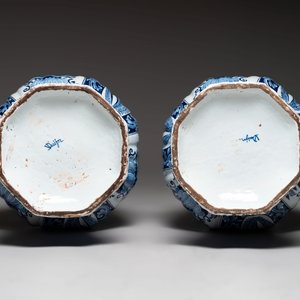 A pair of monumental blue and white Delftware vases, Desvres, ca. 1900 — photo 8
