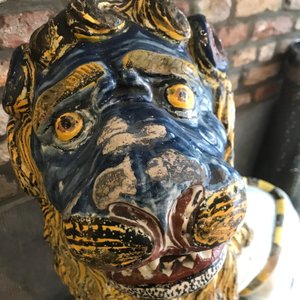 A pair of monumental polychrome Rouen faience models of lions, France, 18th C. — 照片 15