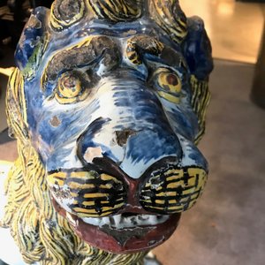 A pair of monumental polychrome Rouen faience models of lions, France, 18th C. — 照片 29