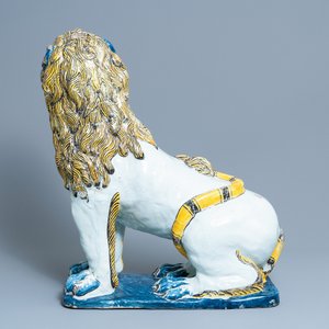 A pair of monumental polychrome Rouen faience models of lions, France, 18th C. — 照片 3