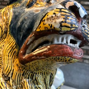 A pair of monumental polychrome Rouen faience models of lions, France, 18th C. — 照片 33