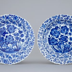 A pair of moulded blue and white Chinese peony & rockwork dishes, Kangxi — 照片 1