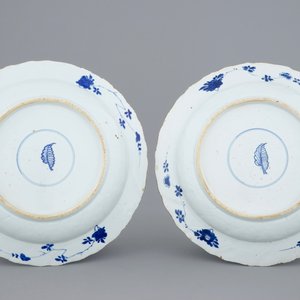 A pair of moulded blue and white Chinese peony & rockwork dishes, Kangxi — 照片 2
