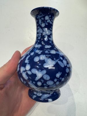 A pair of Nevers white-splashed blue-ground 'à la bougie' vases, France, late 17th C. — 照片 1