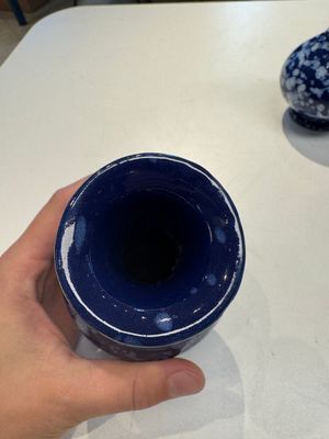 A pair of Nevers white-splashed blue-ground 'à la bougie' vases, France, late 17th C. — 照片 11