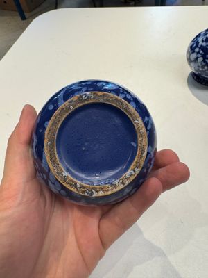 A pair of Nevers white-splashed blue-ground 'à la bougie' vases, France, late 17th C. — 照片 12