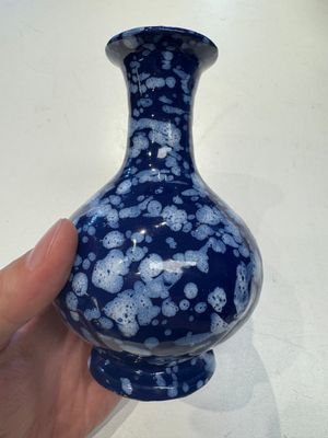 A pair of Nevers white-splashed blue-ground 'à la bougie' vases, France, late 17th C. — 照片 2