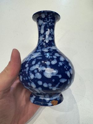 A pair of Nevers white-splashed blue-ground 'à la bougie' vases, France, late 17th C. — 照片 3