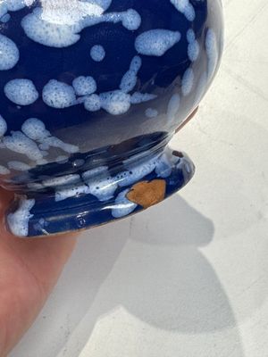 A pair of Nevers white-splashed blue-ground 'à la bougie' vases, France, late 17th C. — 照片 4