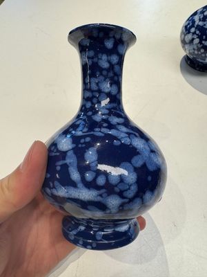 A pair of Nevers white-splashed blue-ground 'à la bougie' vases, France, late 17th C. — 照片 7