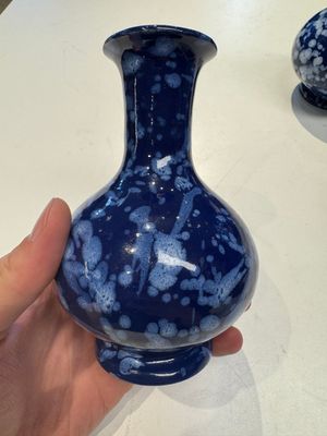 A pair of Nevers white-splashed blue-ground 'à la bougie' vases, France, late 17th C. — 照片 8