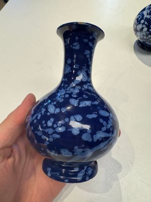 A pair of Nevers white-splashed blue-ground 'à la bougie' vases, France, late 17th C. — 照片 9