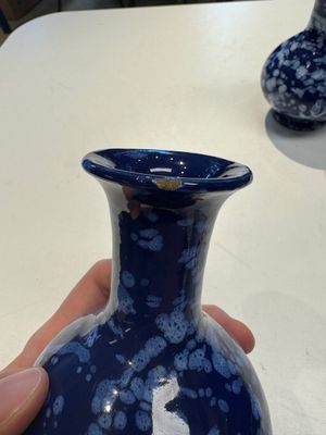 A pair of Nevers white-splashed blue-ground 'à la bougie' vases, France, late 17th C. — 照片 10