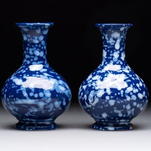 A pair of Nevers white-splashed blue-ground 'à la bougie' vases, France, late 17th C. — 照片 1