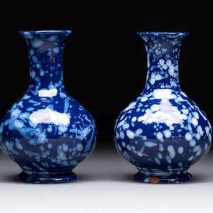 A pair of Nevers white-splashed blue-ground 'à la bougie' vases, France, late 17th C. — 照片 2