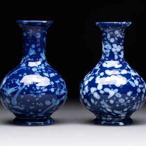 A pair of Nevers white-splashed blue-ground 'à la bougie' vases, France, late 17th C. — 照片 3