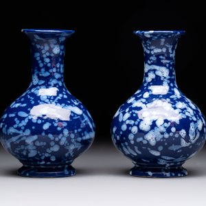 A pair of Nevers white-splashed blue-ground 'à la bougie' vases, France, late 17th C. — 照片 4