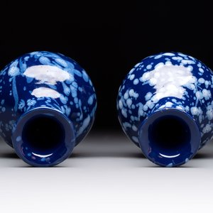 A pair of Nevers white-splashed blue-ground 'à la bougie' vases, France, late 17th C. — 照片 5