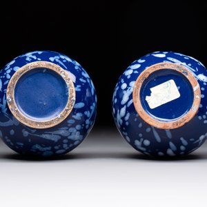 A pair of Nevers white-splashed blue-ground 'à la bougie' vases, France, late 17th C. — 照片 6