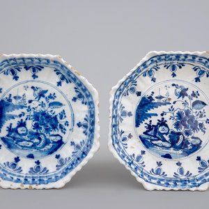 A pair of octagonal blue and white Dutch Delft lobed dishes, 18th C. — photo 1