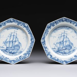 A pair of octagonal blue and white English Delftware inscribed plates with a three-master, Liverpool, dated 1763 — photo 1
