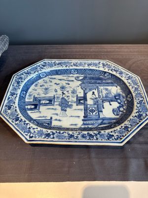 A pair of octagonal Chinese blue and white 'court ladies' dishes, Yongzheng — photo 1