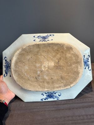 A pair of octagonal Chinese blue and white 'court ladies' dishes, Yongzheng — photo 19