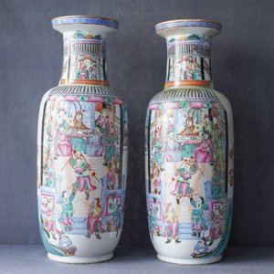 A pair of of Chinese famille rose rouleau 'court scene' vases, 19th C. — photo 8