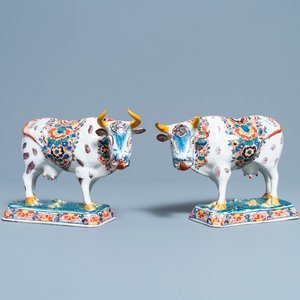 A pair of of polychrome Dutch Delft models of cows, 18th C. — 照片 1