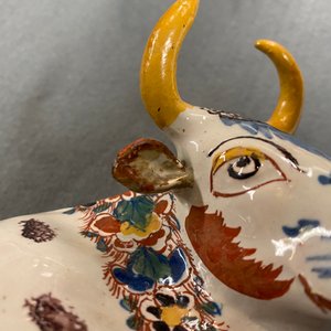 A pair of of polychrome Dutch Delft models of cows, 18th C. — 照片 11