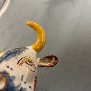 A pair of of polychrome Dutch Delft models of cows, 18th C. — 照片 12