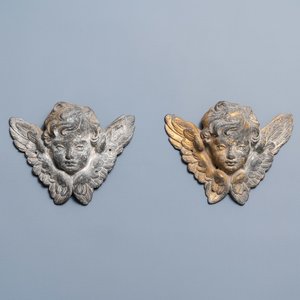 A pair of parcel-gilt lead winged cherub heads, 17th C. — photo 1