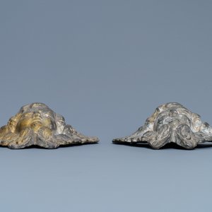 A pair of parcel-gilt lead winged cherub heads, 17th C. — photo 3