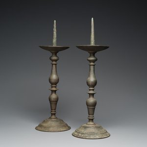 A pair of patinated bronze pricket candlesticks, France, 17th C. — photo 1