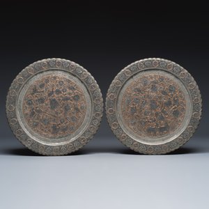 A pair of Persian engraved tinned-copper dishes with flowers and animals — foto 1