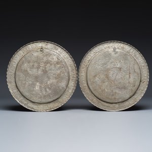 A pair of Persian engraved tinned-copper dishes with flowers and animals — foto 2